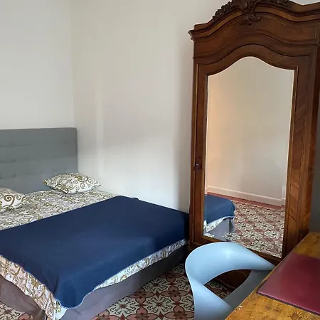 Au Pied Du Palais